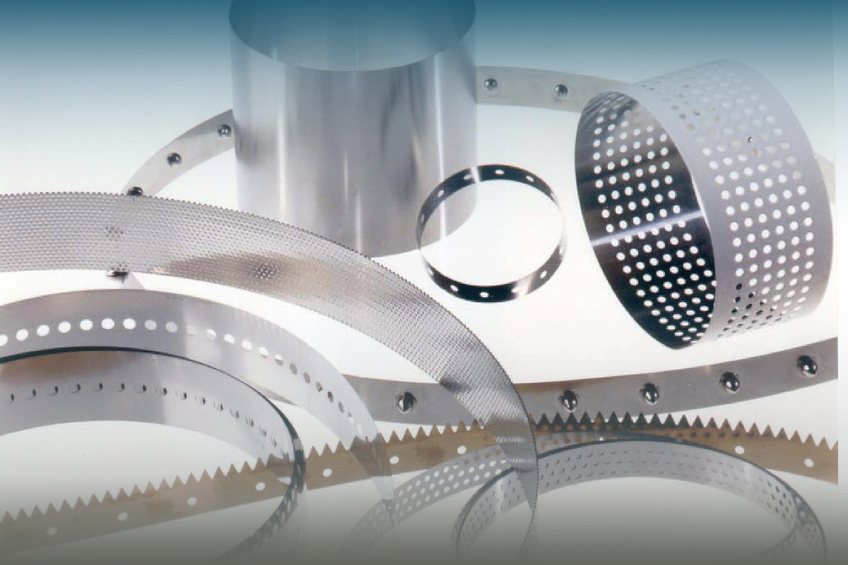 Sistema de esteiras com correia metálicas perfurada para transporte de produtos a vácuo. 